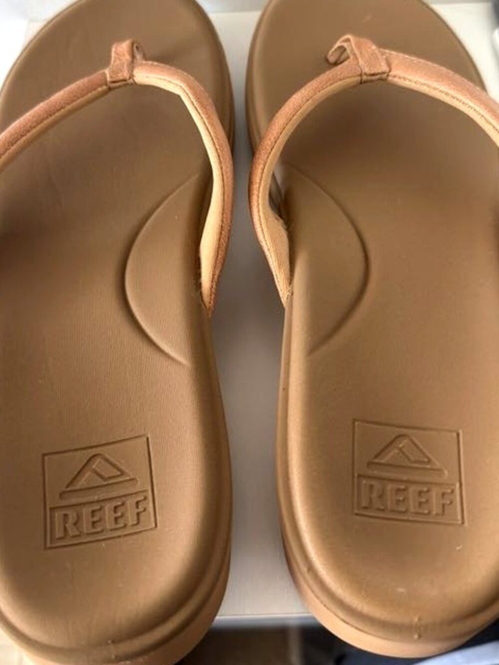 NEW Reef Cushion Court Tan Flip Flop Sandals Arch Support Womens Size 10